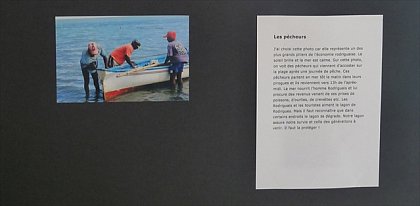 Eines der Bilder mit zugehrigem Text aus der Ausstellung „Rodrigues as I see it“.  C.W.
